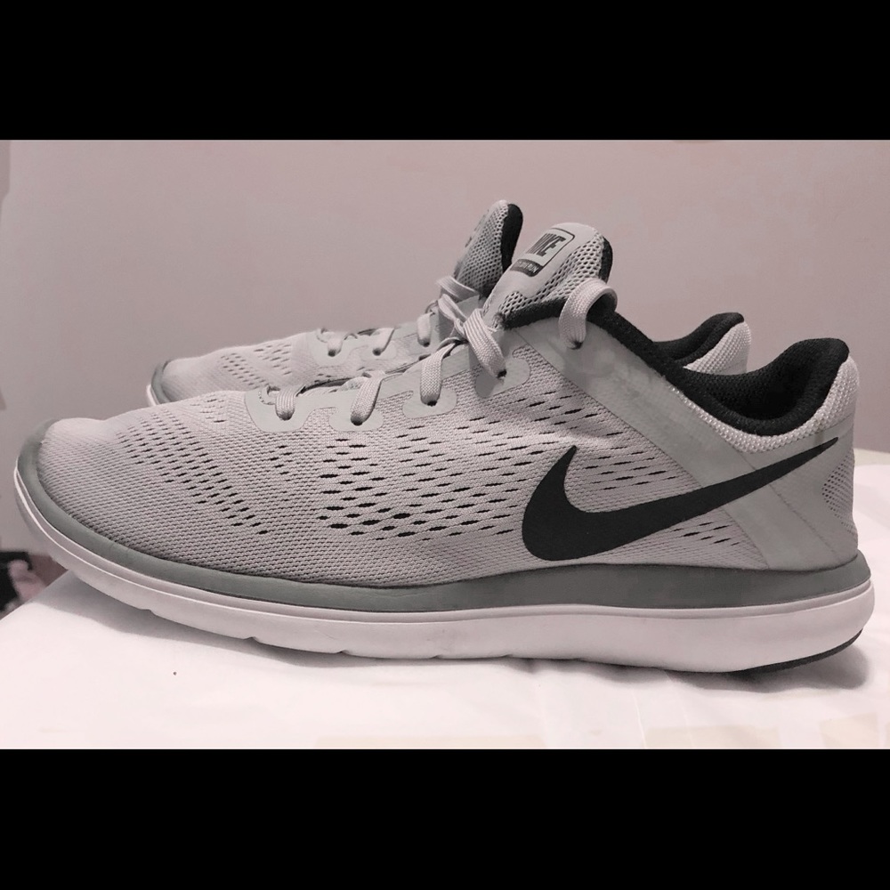 Size 7Y (8.5 women’s ) Nike flex sneaker shoes